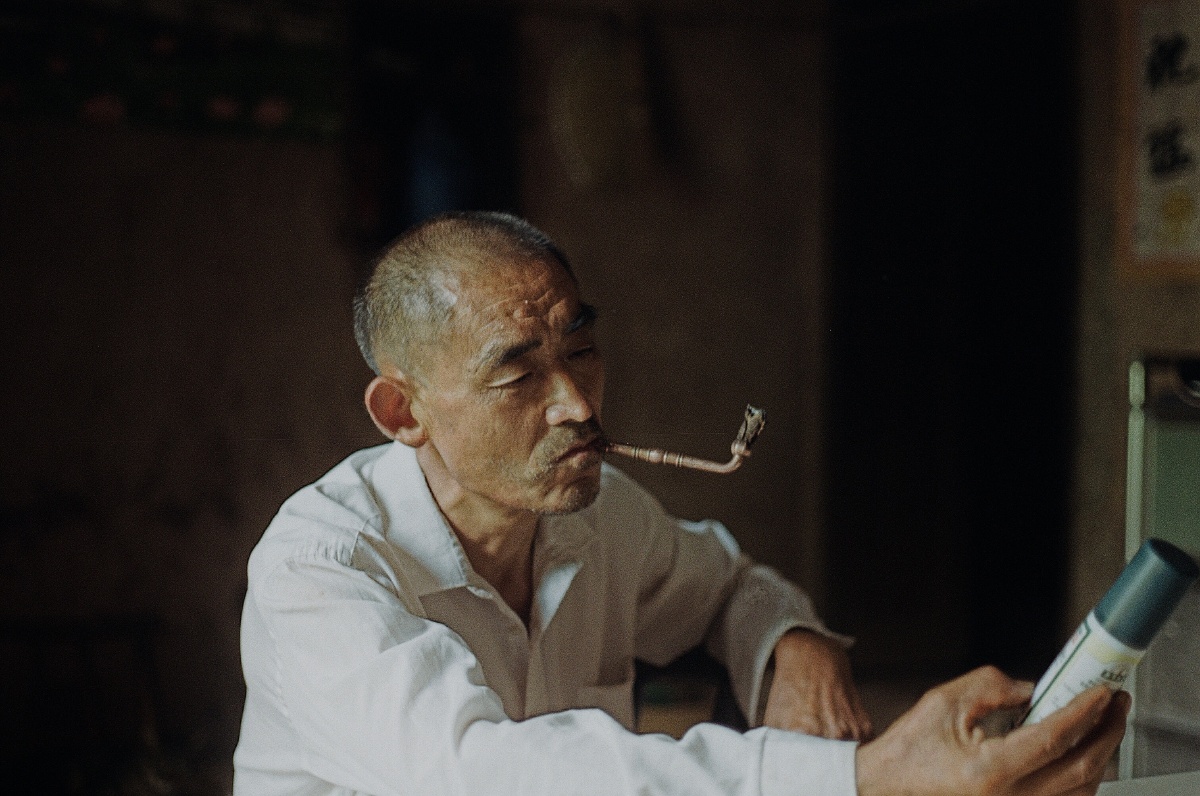 父亲老了,动作开始迟缓的厉害,胶片慢拍的节奏,父亲慢慢的