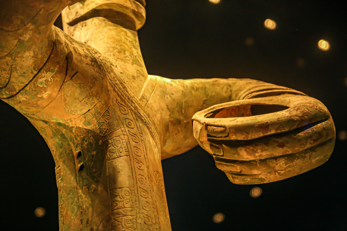 四川广汉三星堆博物馆青铜大立人 - pray0312 - 图虫