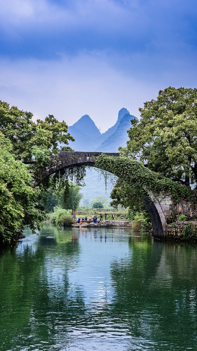 世外桃源 人间仙境这是坐落在阳朔白沙遇龙河上的有500年历史的古桥.