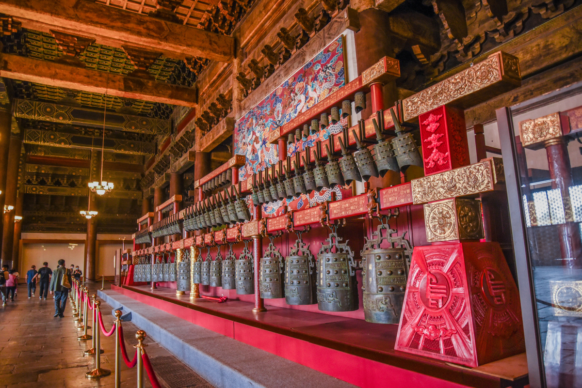 北京太庙前殿内的世纪编钟和高大的金丝楠木立柱