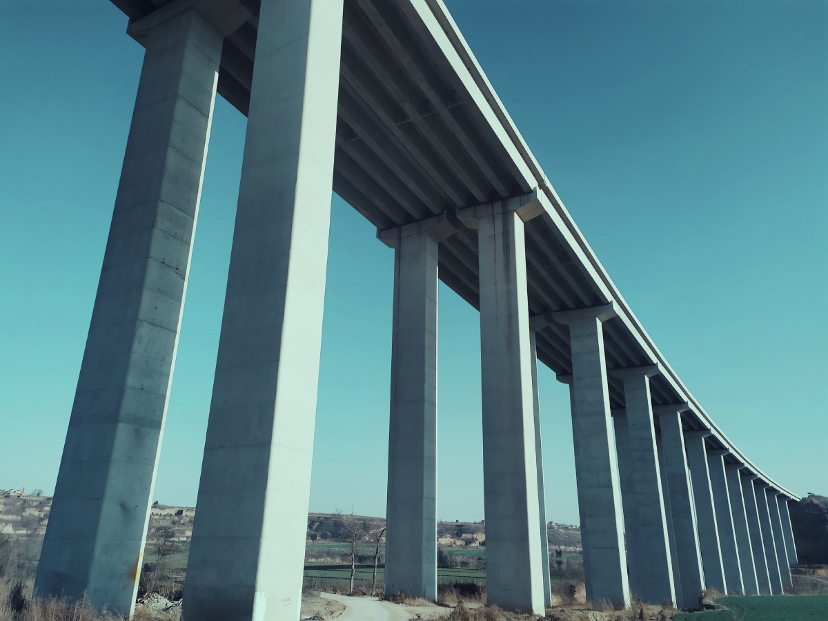 一架飞桥通南北天堑变通途