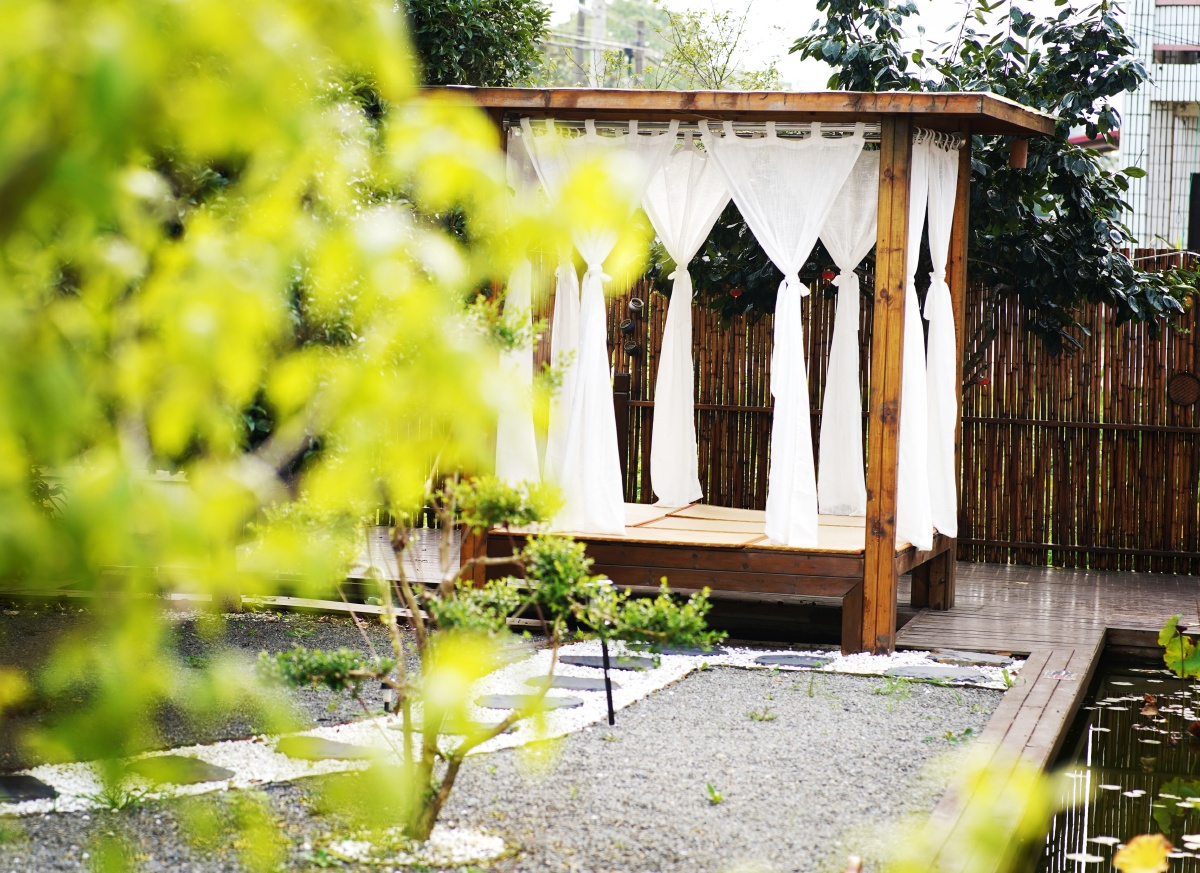 在自己家民宿的亭子上加了个纱幔