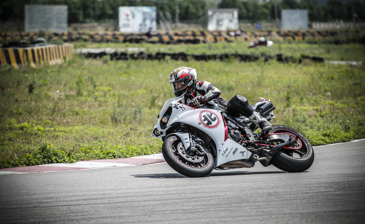 摩托车赛道训练