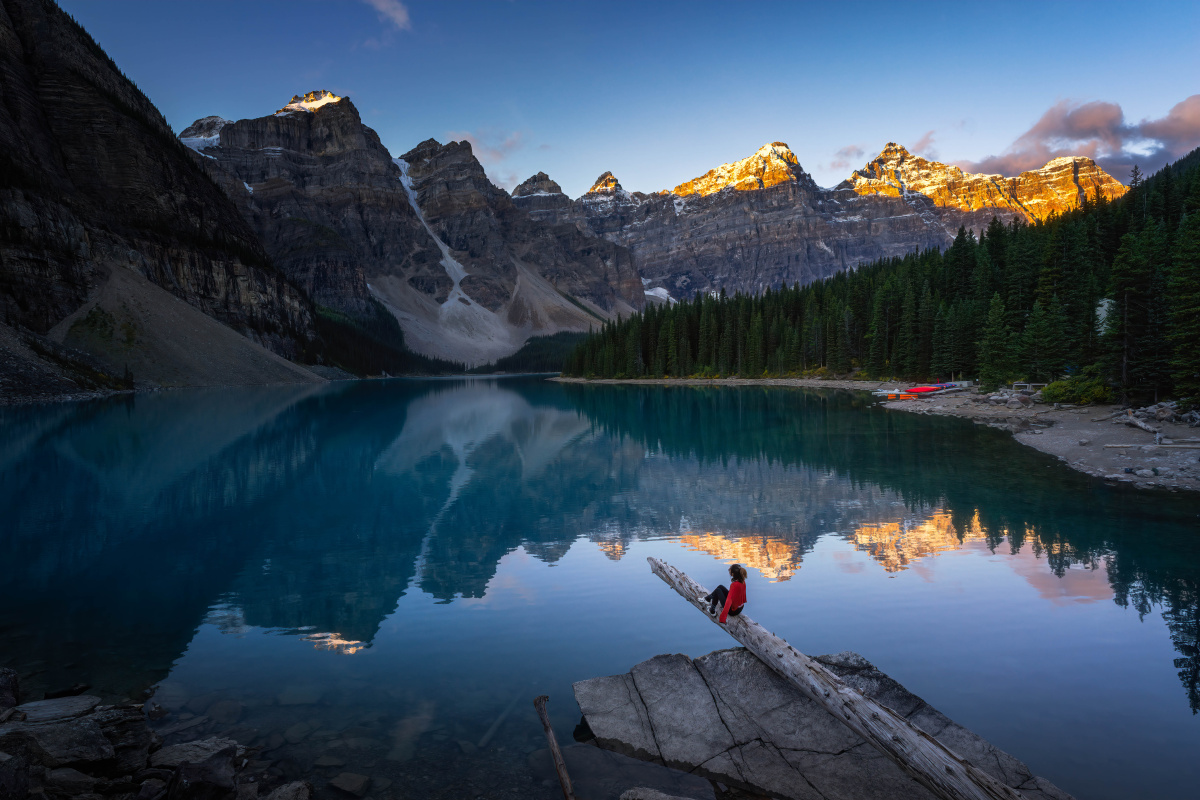 梦莲湖的旅行者日出时分很多人聚集在梦莲湖看日出时分的宁静