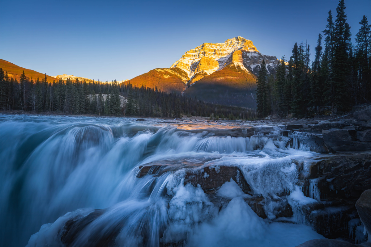初冬的阿萨巴斯卡瀑布依然在奔流半冻的流水依然那么梦幻