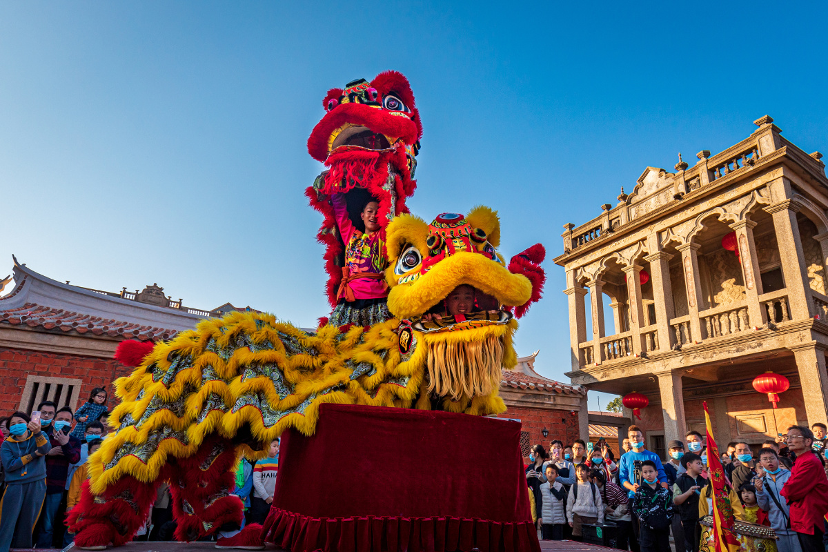 2021年2月15日,福建晋江梧林古村落,舞狮沉浸式表演引来众多