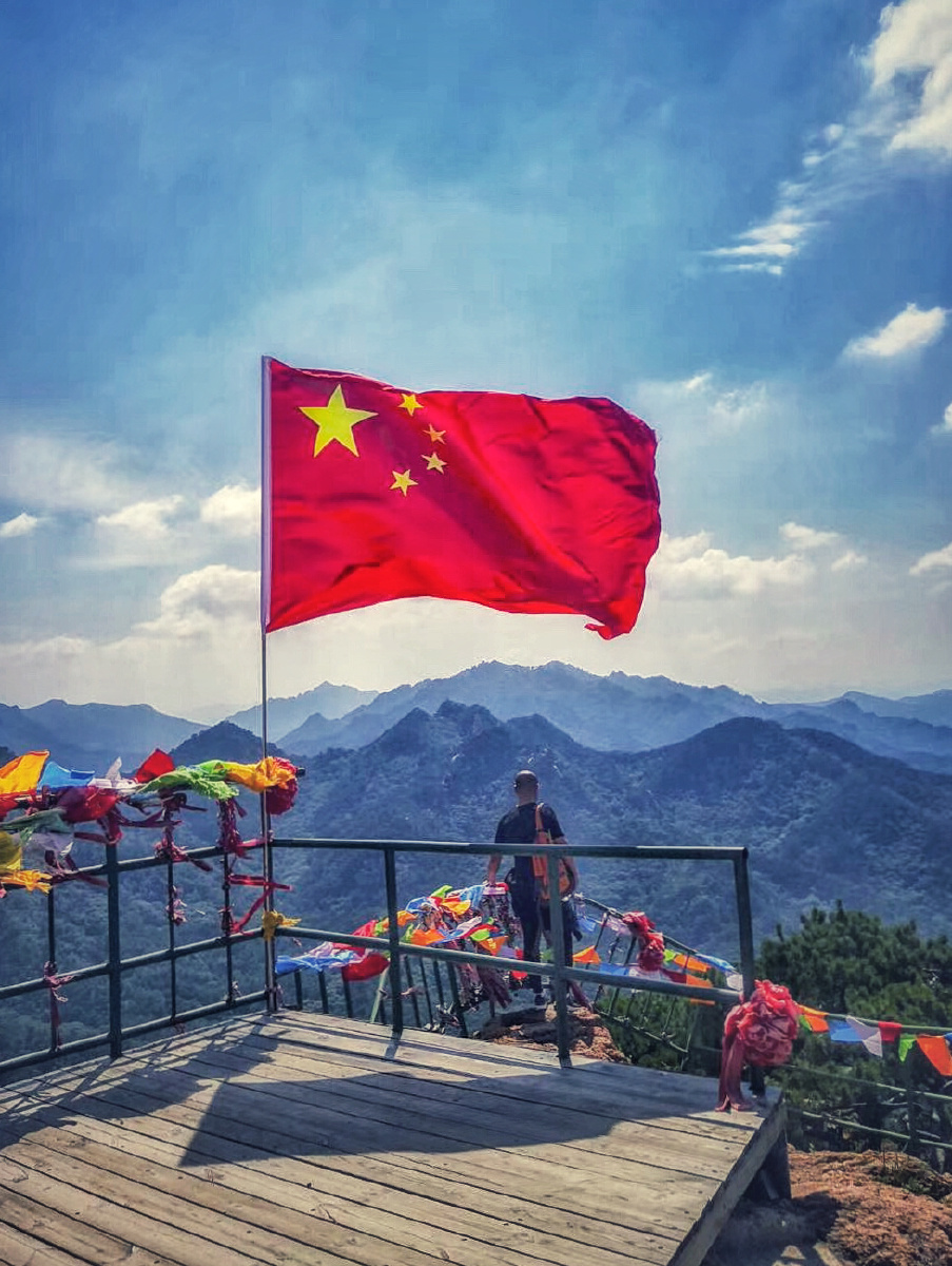 抗战胜利日红旗永飘扬