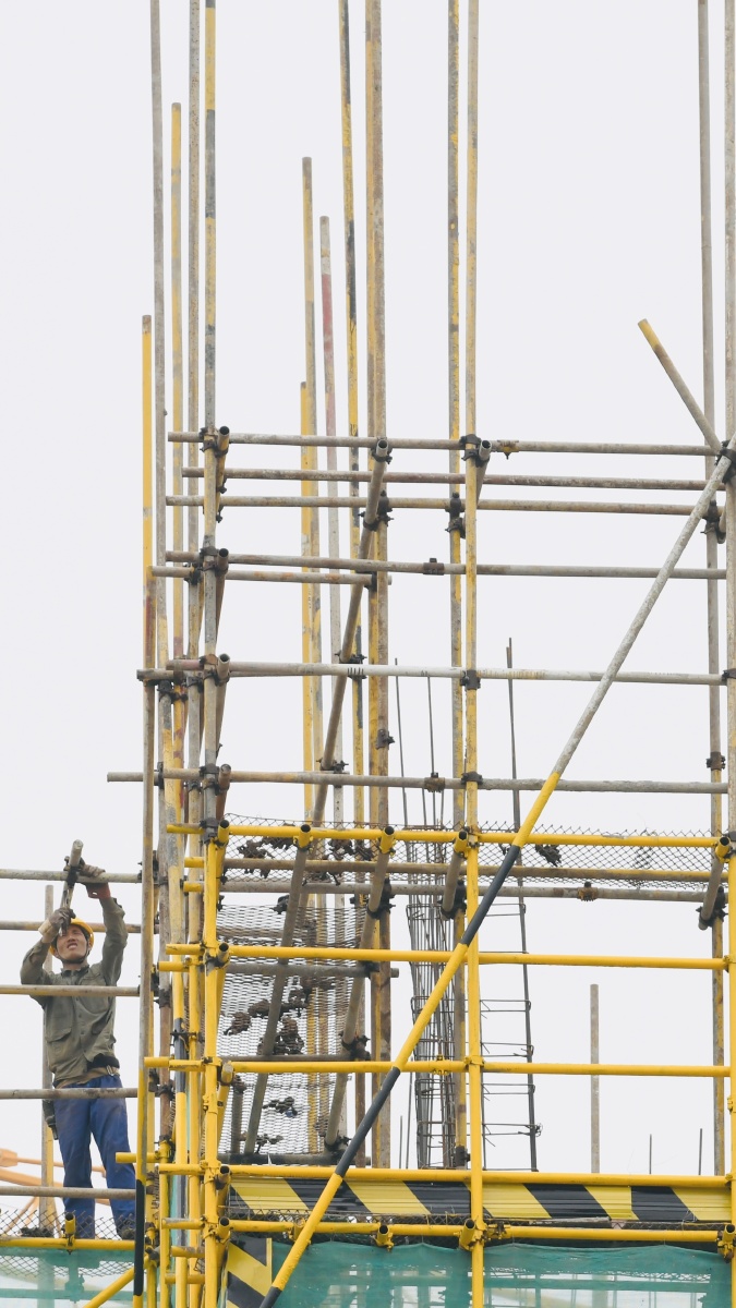 搭脚手架的工人