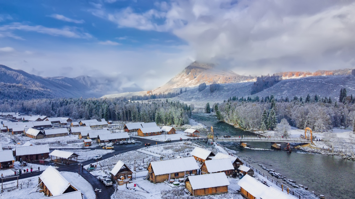 雪山下的村庄
