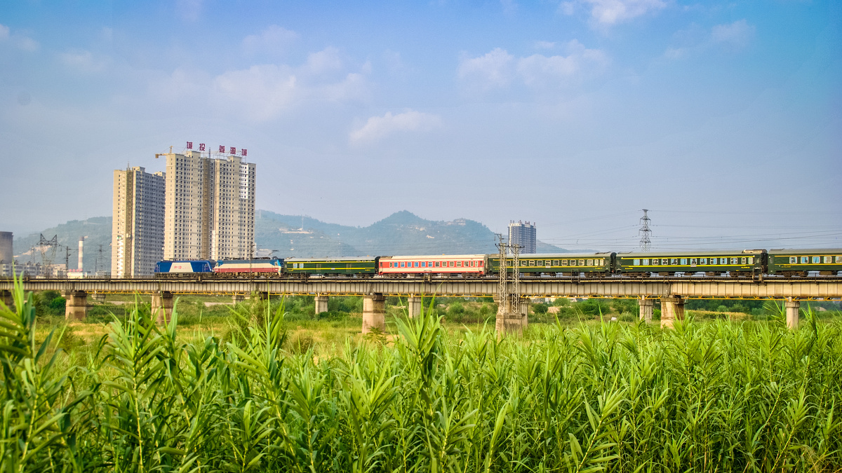 早上,晨曦正在慢慢温暖宝鸡这个小城市,宝成线上的列车也在享受着这份