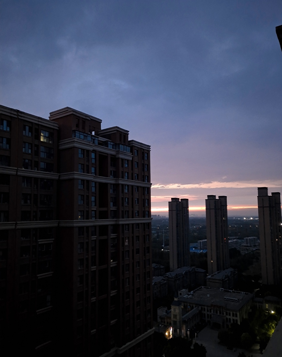 凌晨四点多的天空