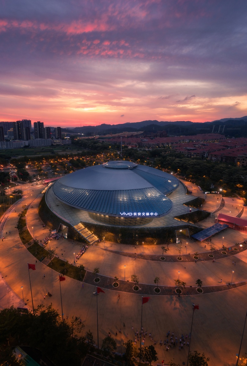 长安体育公园以及排队打疫苗的人们