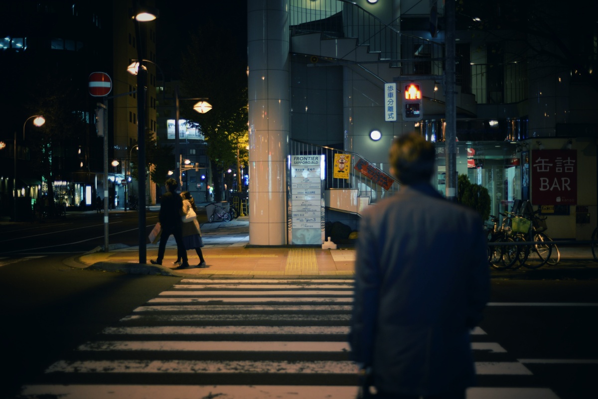 一对亲昵耳语的情侣, 一个落寞的下班族背影,讲述了一个普通的城市