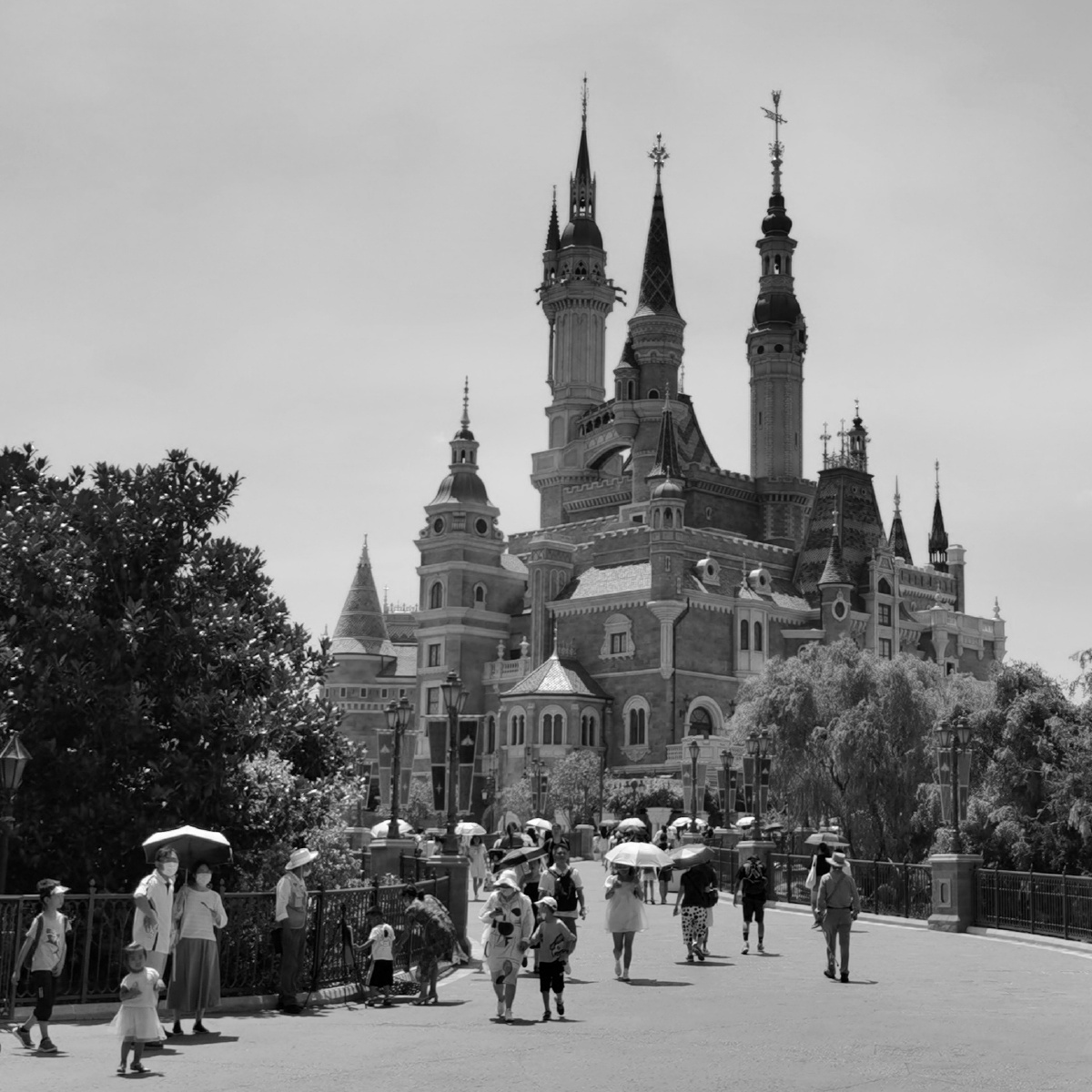 黑白照片拍摄于上海迪士尼外滩古镇养老公寓豫园