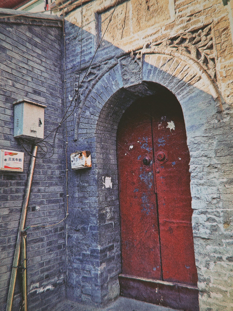 门在老北京的胡同里