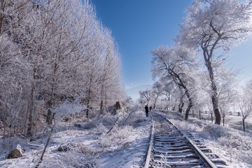 370283