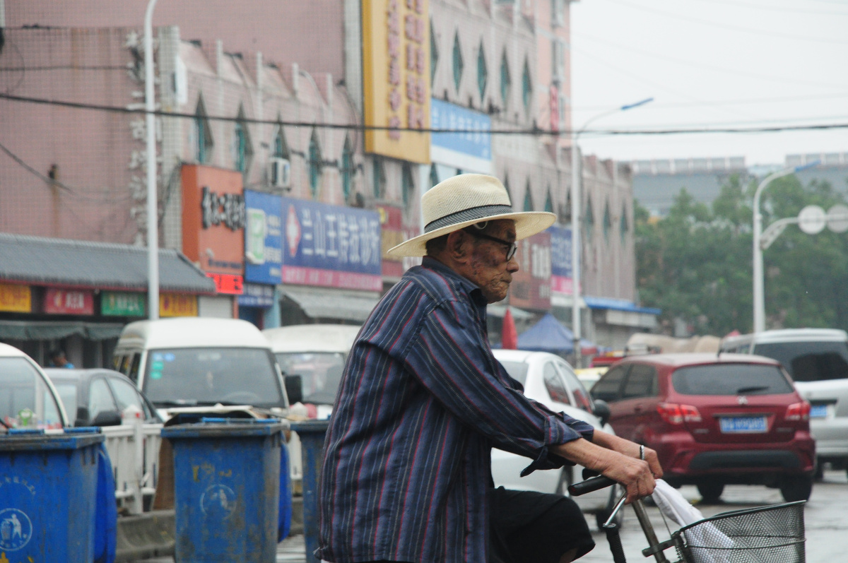 城市 小区里骑三轮车的老人