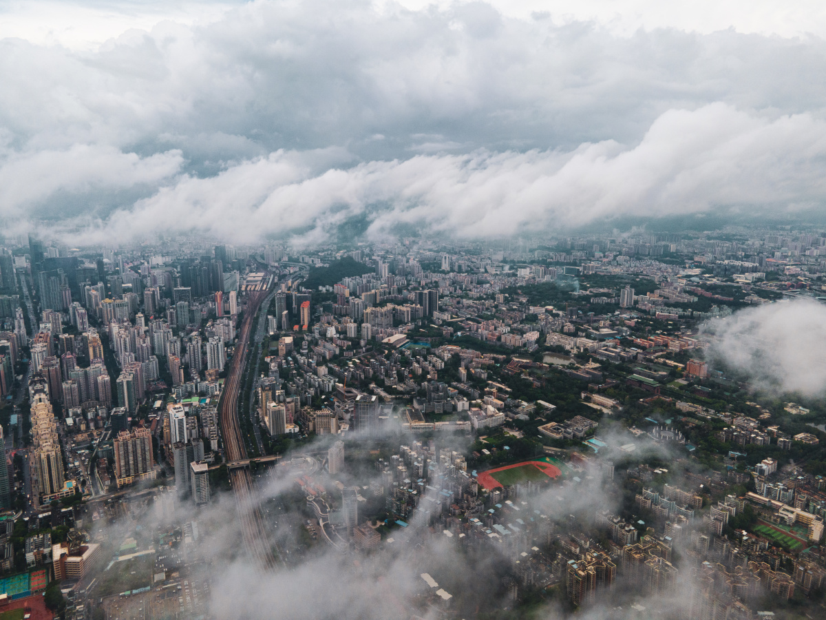 云中广州下完暴雨之后的广州中心区云很低无人机很轻松就穿云而过拍下
