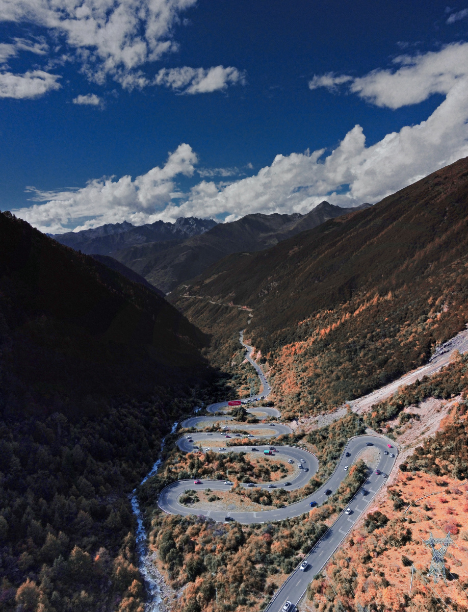 巴朗山山路前方便是四姑娘山