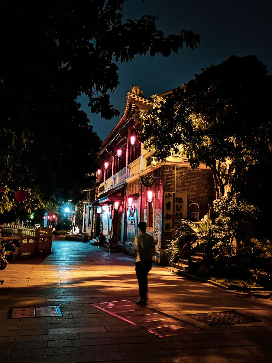 西关的夜拍摄于广州荔湾湖周边最近工作繁忙只能拿手机拍摄啦