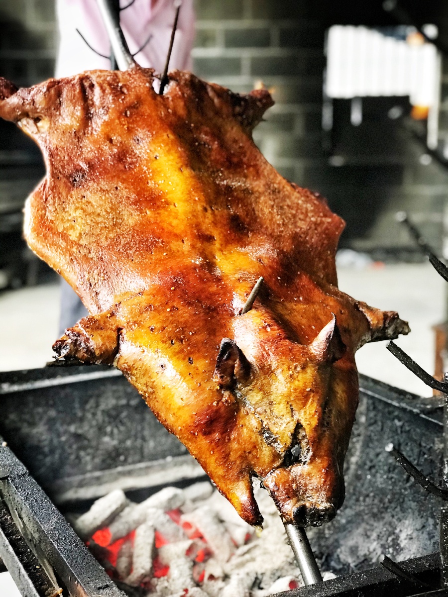 云南腾冲明光镇的烤小耳朵猪师傅慢条斯理三个小时真真慢工出细活就是