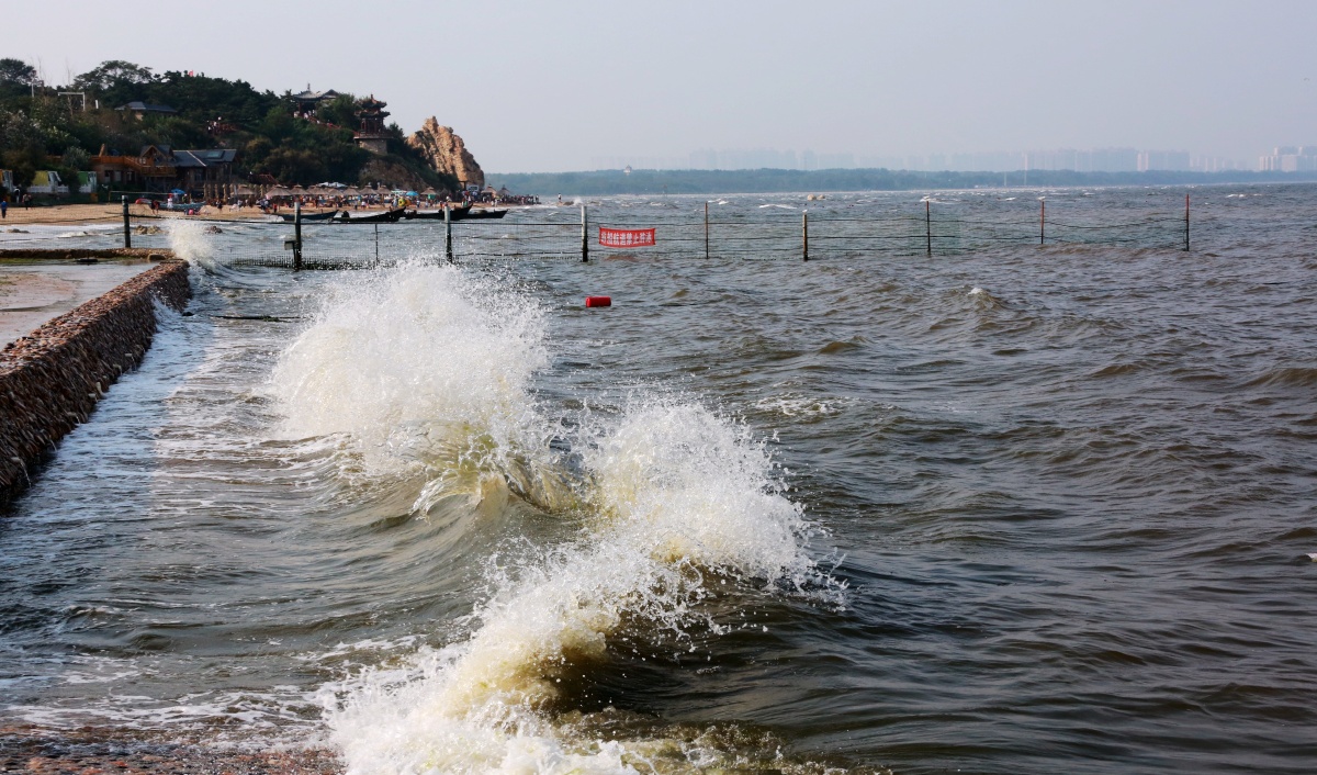 涨潮了,恰好风向岸边,拍岸而来的海浪绚丽多姿,美不胜收,令人