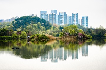 观山碧水映筑城