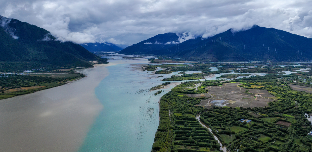 尼洋河雅鲁藏布江交汇处