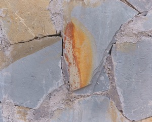 605737