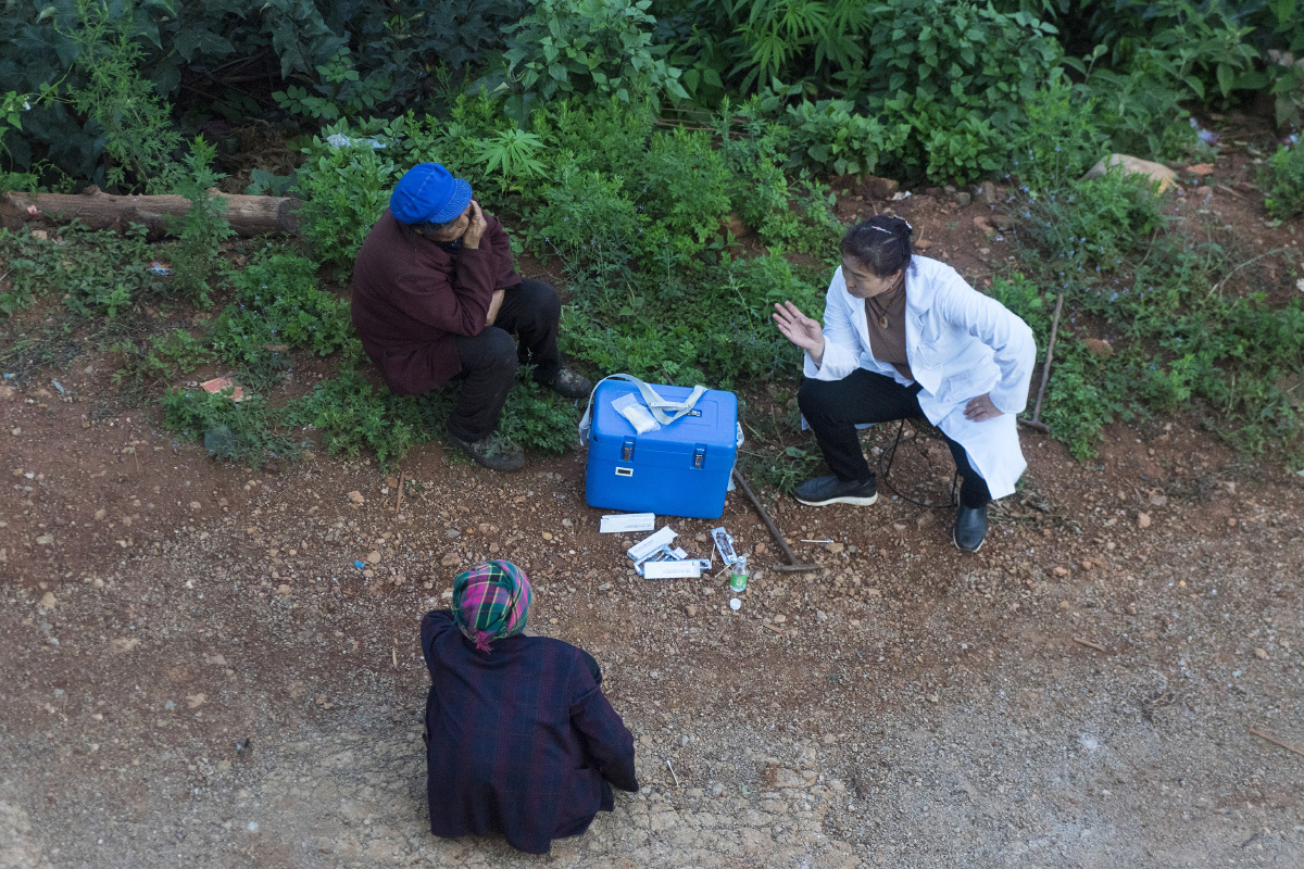 村里的赤脚医生沈医生入户免费为60岁以上老人打防肺炎疫苗.2019.