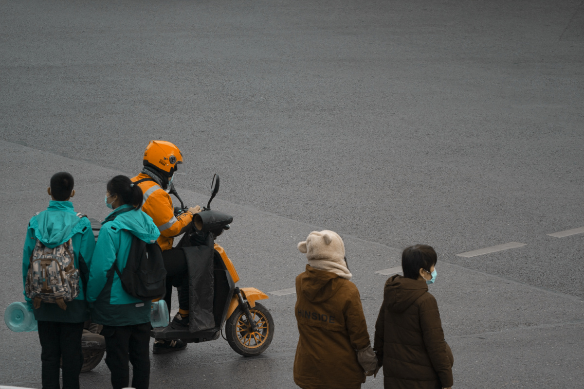 二七广场附近等红灯的行人