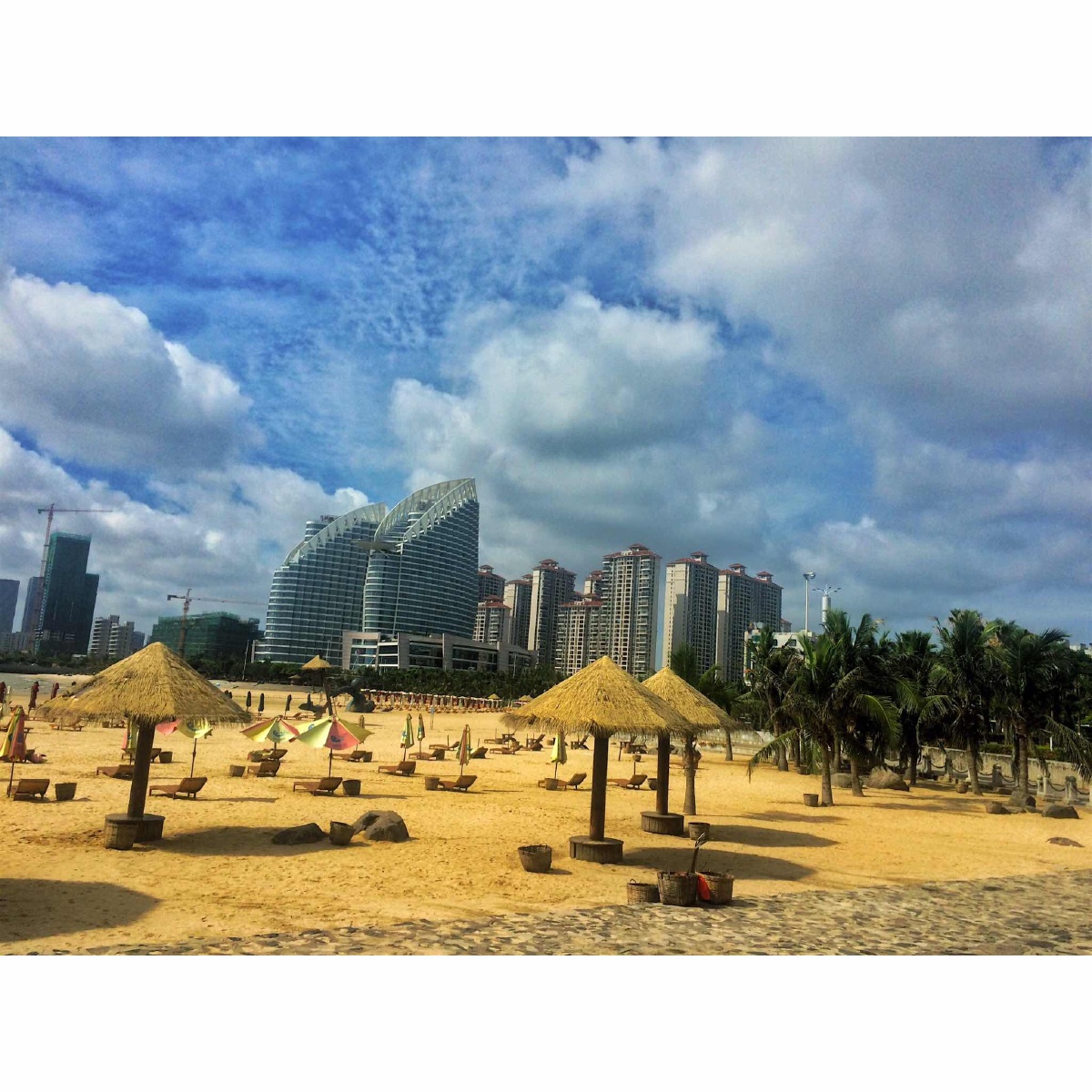 湛江金沙湾沙滩蓝天观海