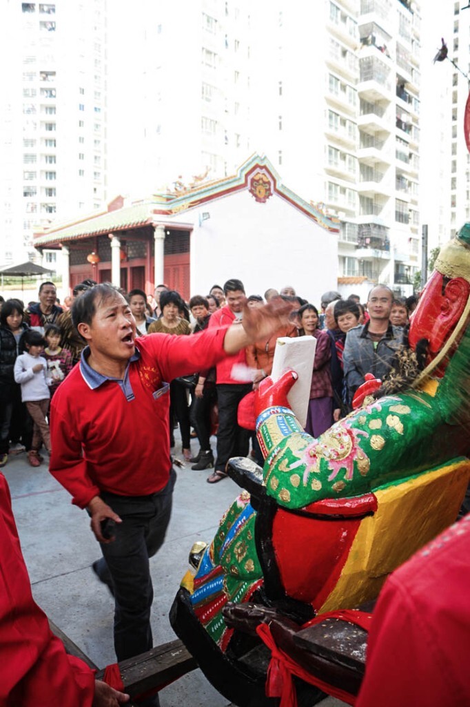 拆遷后的廟宇，被重建在高樓大廈的夾縫中，道士舉行儀式對神像進行從新開光，許多原來的村民不遠萬里回到重建后的廟中參加儀式。由於拆遷之後住得相對分散，本該三年舉行一次的儀式距離上次舉行已經過去了七八年左右。
