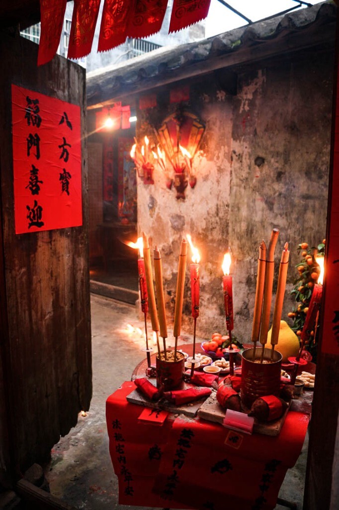 海口城市中心类似这样有上半年历史的老房子已经少之又少，依附这些房子生存的文化也失去根基多时，在这样的老房子面前，节日的氛围极度浓郁。