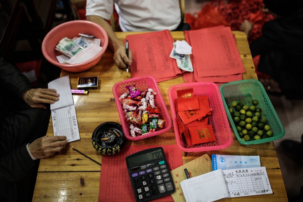 收集善款这项工作虽然简单但是容不得半点马虎，除了清点钱数和开具票据之外，还准备了寓意吉祥的小礼品给民众一个好兆头。