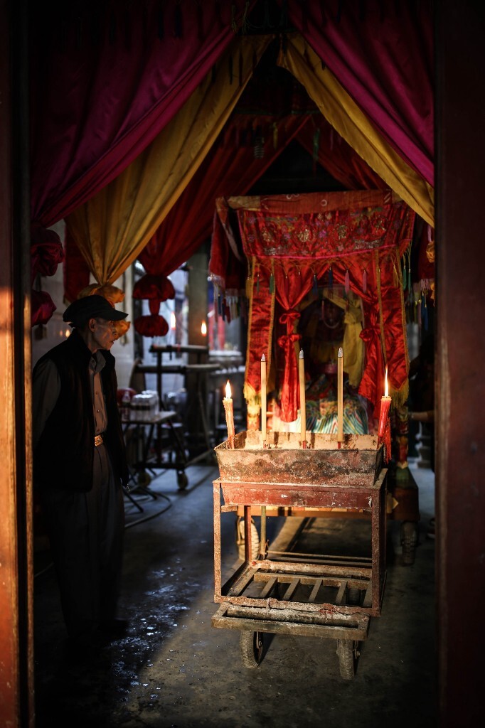 每年春节都会将庙中神像抬到村中各家各户受大家祭祀，但是已经有好多年人手不够，只把神像摆在庙前形式上当做神明出巡。就算如此，来祭拜的人还是一年比一年少，今年在神像已经摆在庙门多时，但还是不见祭祀的人的身影。