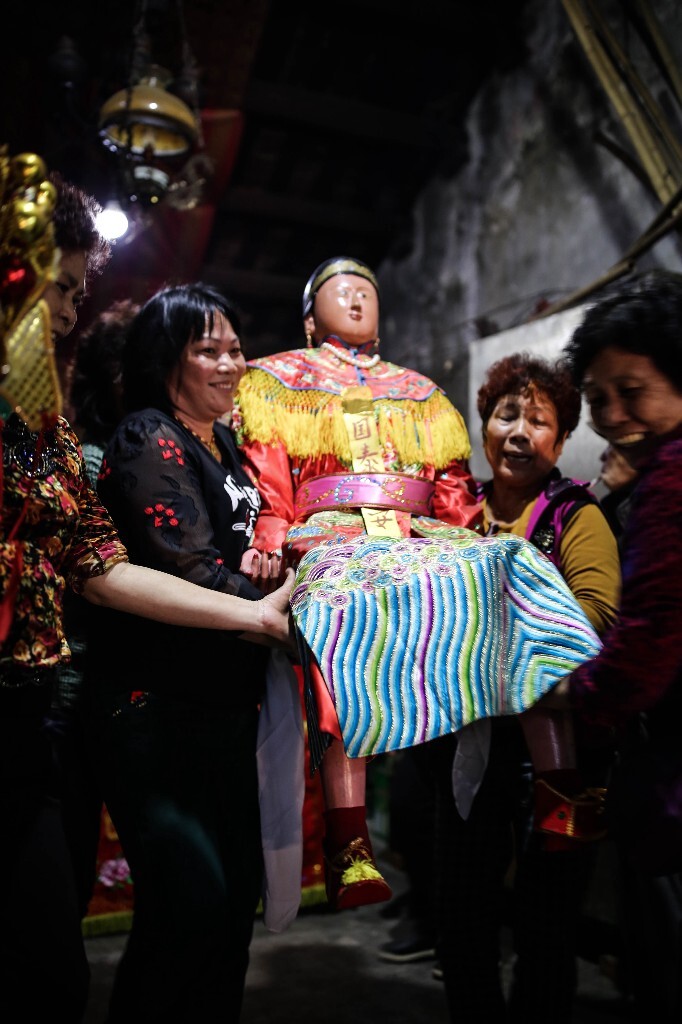 迎接新年，人们将庙中女神神像请下神龛，接受大家祭拜。在老辈留下的传统中，女神只能由村中女性搬抬出来。但是搬动沉重的神像对于这几位中老年妇女来说格外吃力。她们迫切的希望能有新生的力量注入。