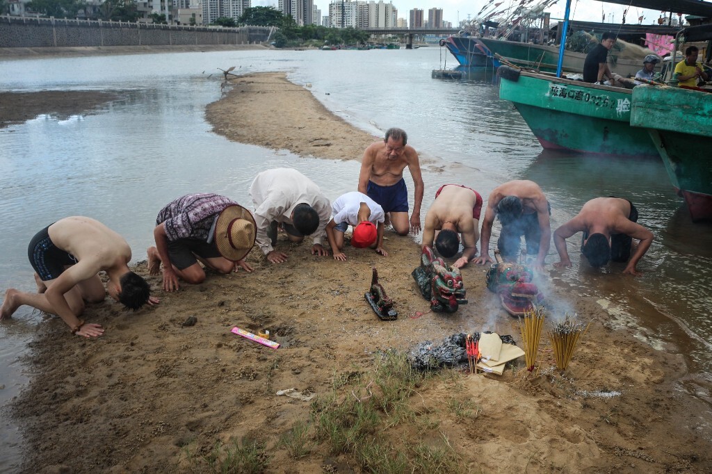 由于几百年前的一场灾难，民众每年五月初五都带着龙神神像坐船来到这片江心沙坡祭祀，曾经隆重的仪式庞大的队伍缩水到现在只剩下区区几人，但是正在跪拜神明的他们更不会想到，几个月后庙宇被夷为平地，这次江心祭祀也成为绝唱。