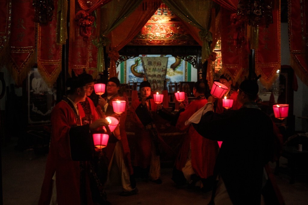 道教赞灯科仪在海南落地生根几百年，已经完全融合为海南本土的产物，但是这类仪式只有在非常大型的活动上才能见到。所以多数人一生都未成目睹。近年政府开始保护开发本土道教，将这类仪式开发改编舞台舞蹈，每日循环演出，没有舞蹈功底的民间道士根本比不过专业舞蹈演员，而且这类的表演也完全不是宗教仪式那么一回事了。在海口乡间，我拍摄到了一次原汁原味的赞灯科仪。