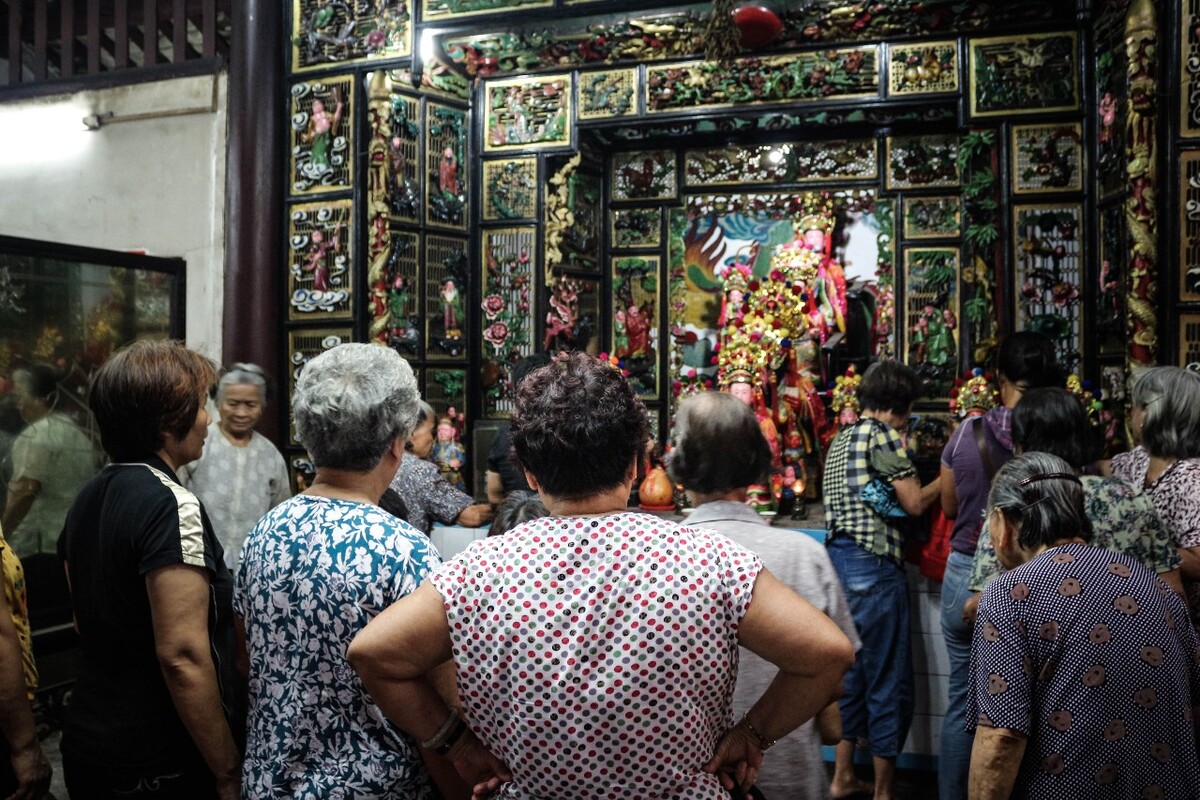 拆迁已经几年，村民们也回迁到离庙宇不远的安置小区中，她们非常幸运，庙宇在拆迁中被保留了下来，每逢节日她们还能聚在庙中回忆当年的村子。