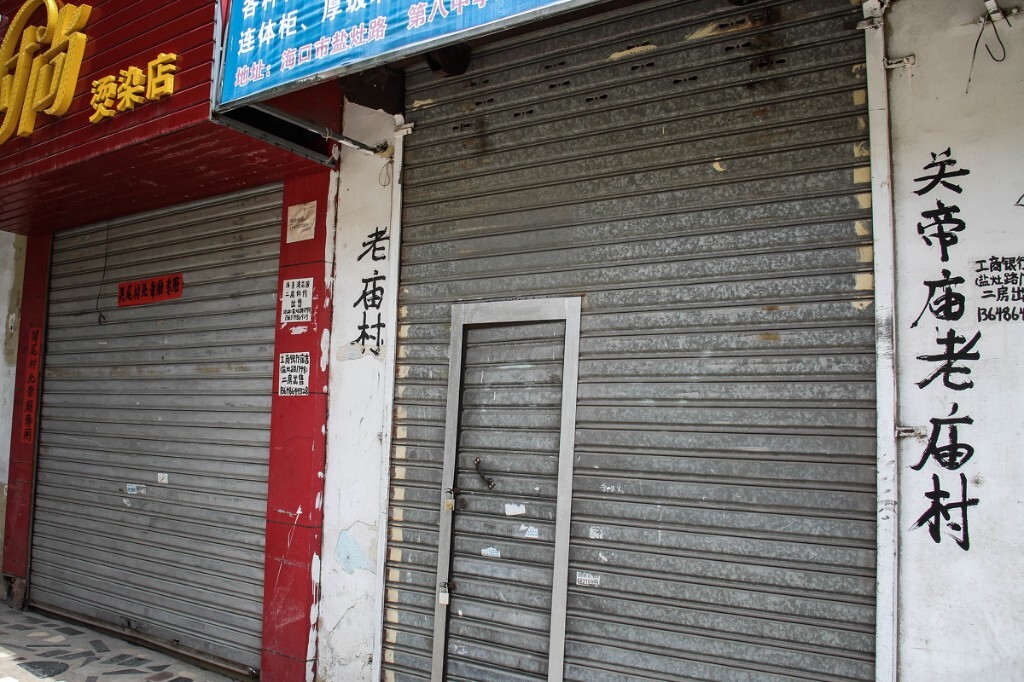 这一片拆迁规划包含了七八个村落，这里面的十多间庙宇都要被拆除，考虑到安置神像的问题，政府决定保留几间沿街铺面安置十多间庙宇。听闻消息的村民连夜就出发圈地，第二天大早，路边的几间铺面已经被几间庙宇霸占，还有两三间庙宇没有占到地方正为此事头疼。
