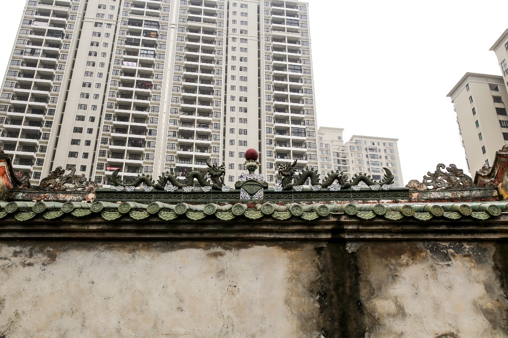庙宇被新建的高楼包围，但是这已经非常幸运，因为这是海口目前唯一一间没有因为拆迁而拆除的庙宇。