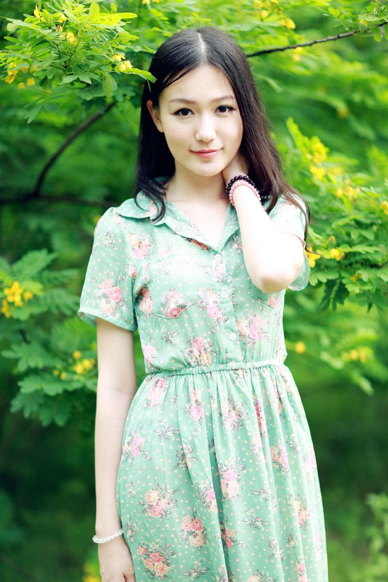 清新甜美大学校花秋日外拍