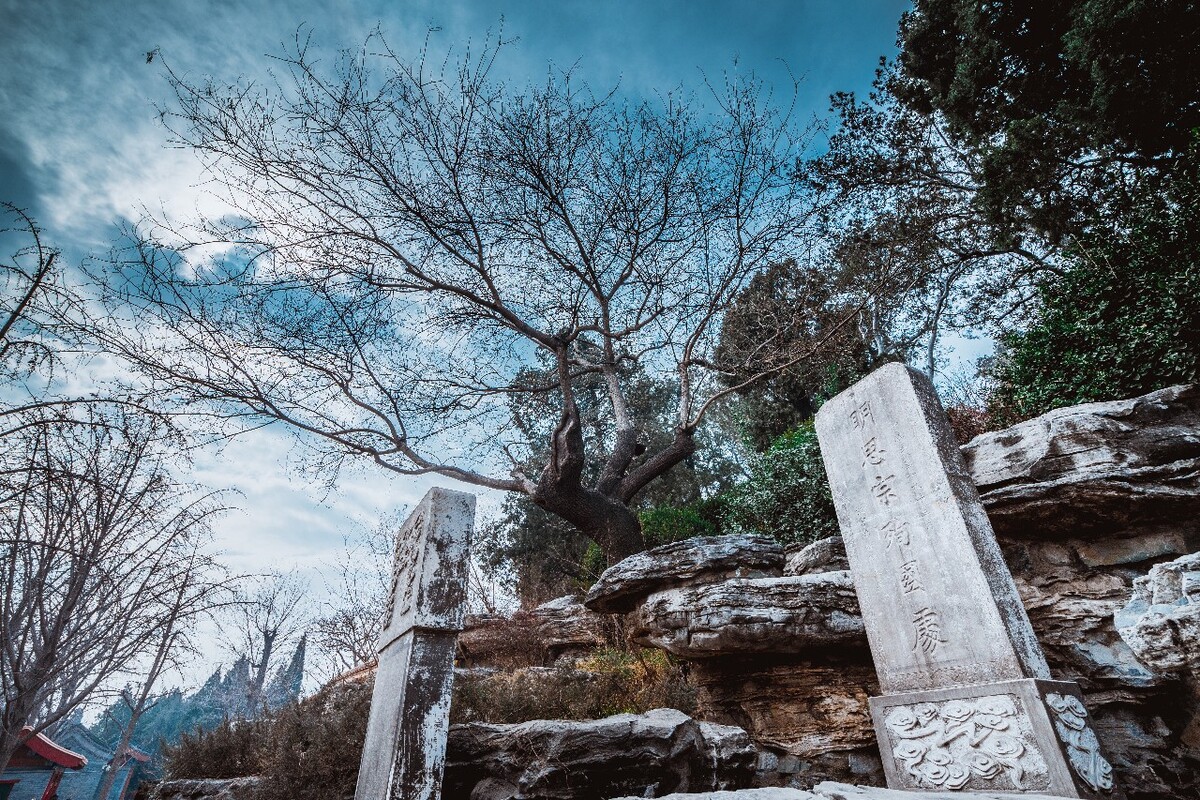 北京景山公园，崇祯皇帝殉国处，