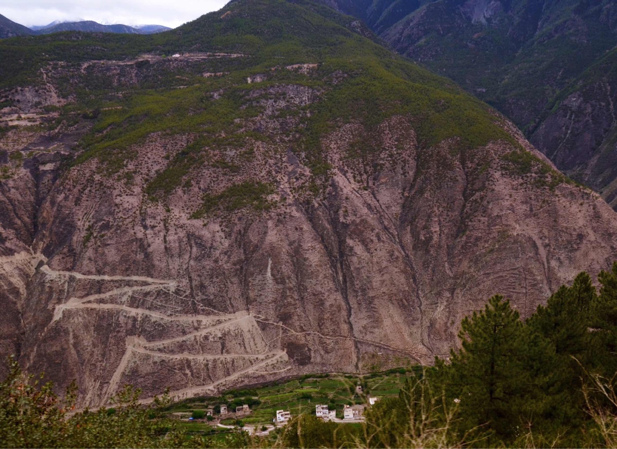 在偏远的甘孜州,一座无名的孤村,依靠这曲折的山路连通大山