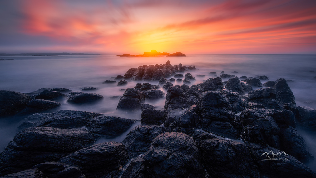 波涛汹涌巨浪滔天他们岿然不动地镇守着海岸线静候着海浪永无休止的