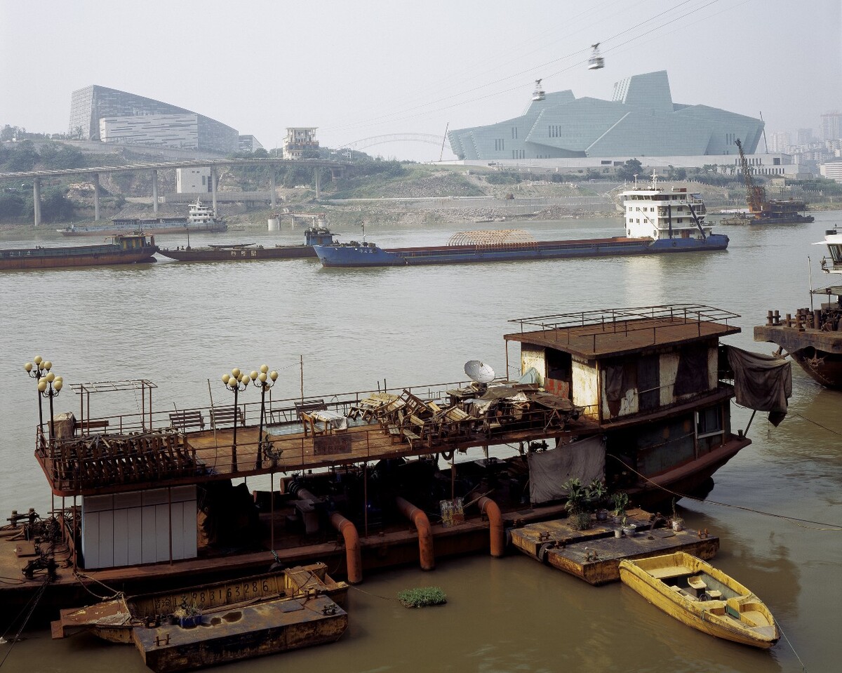 超真实中国 铁船与大剧院, 重庆, 2009年。