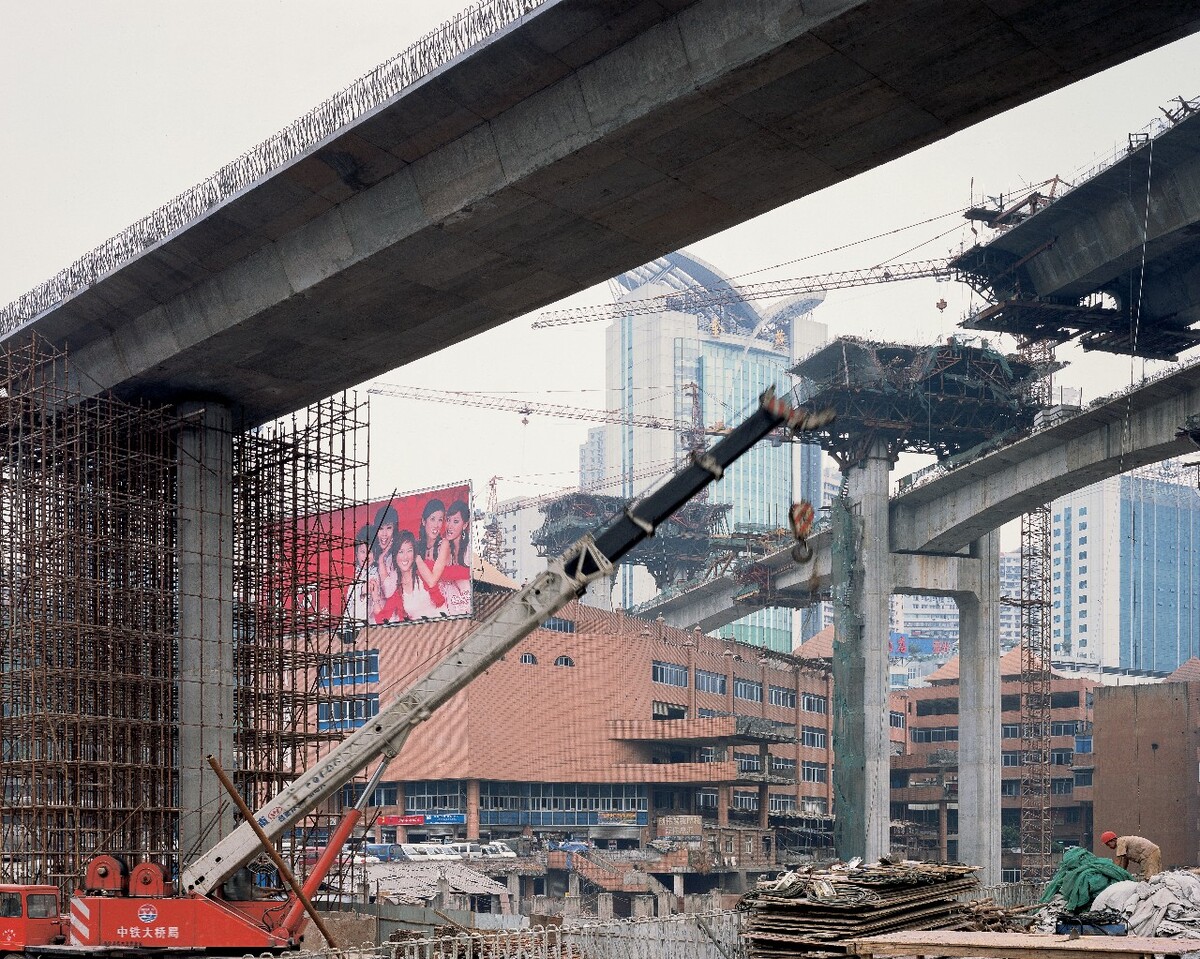 超真实中国 超女广告牌与建筑工人, 重庆, 2006年。