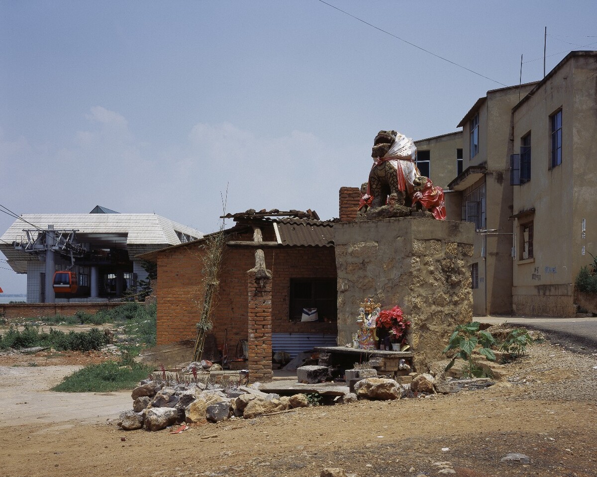 超真实中国 缆车站与神龛, 昆明滇池, 2007年。