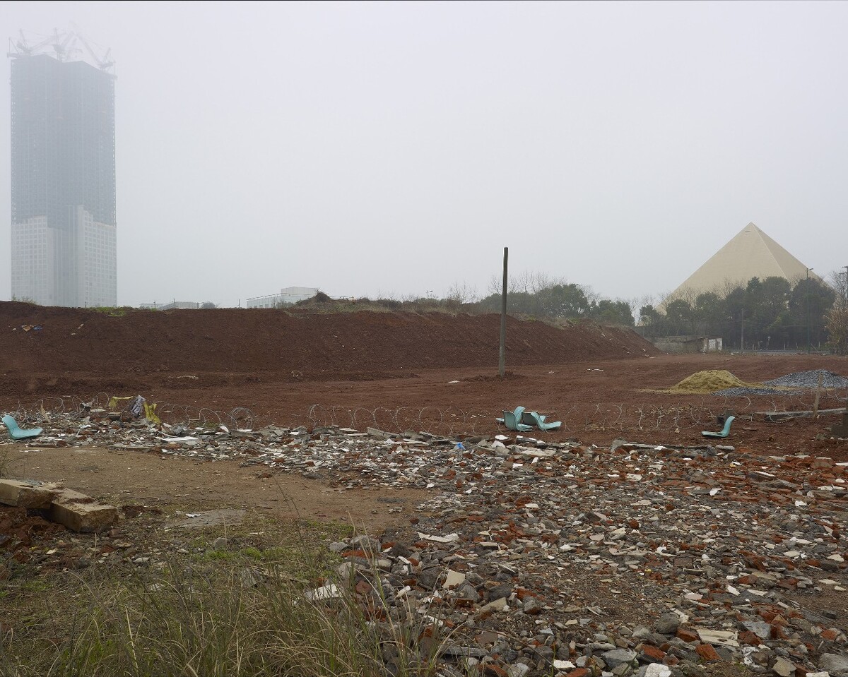 超真实中国 雾中金字塔, 湖南长沙,2015年。